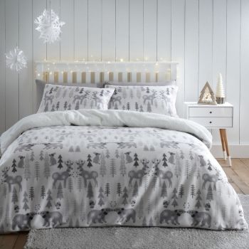 Lenjerie de pat albă-gri din micropluș pentru pat de o persoană 135x200 cm Winter Wonderland – Catherine Lansfield ieftina