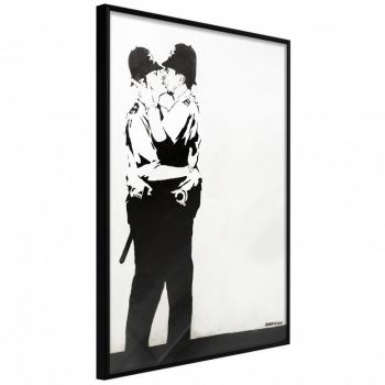 Poster - Banksy: Kissing Coppers II, cu Ramă neagră, 20x30 cm la reducere