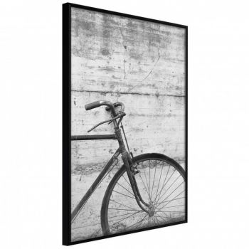 Poster - Bicycle Leaning Against the Wall, cu Ramă neagră, 40x60 cm la reducere